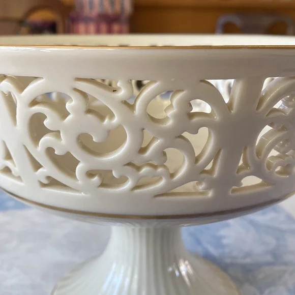 Exquisite Footed Centerpiece from Lenox Tracery Collection - Picture 6 of 6